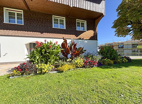 Wechselflor vor dem Haus